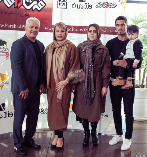 فرشاد پیوس و همسرش در کنار علی علیپور و همسرش