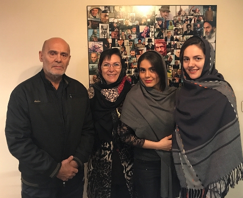 آزاده زارعی در کنار خانواده جمشید هاشم پور