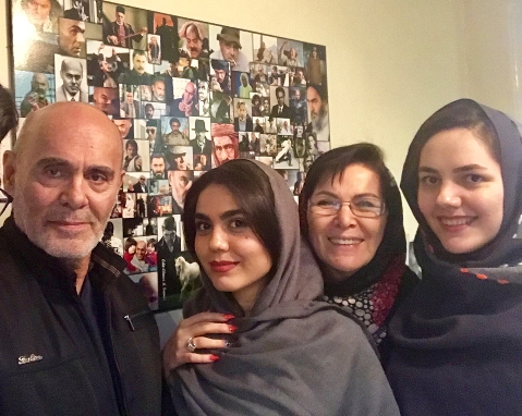 جمشید هاشم پور و همسر و دخترش به همراه آزاده زارعی