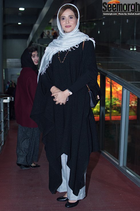 مانتو پریناز ایزدیار در جشنواره فجر 35 طراحی شده توسط فرهاد هاشمی